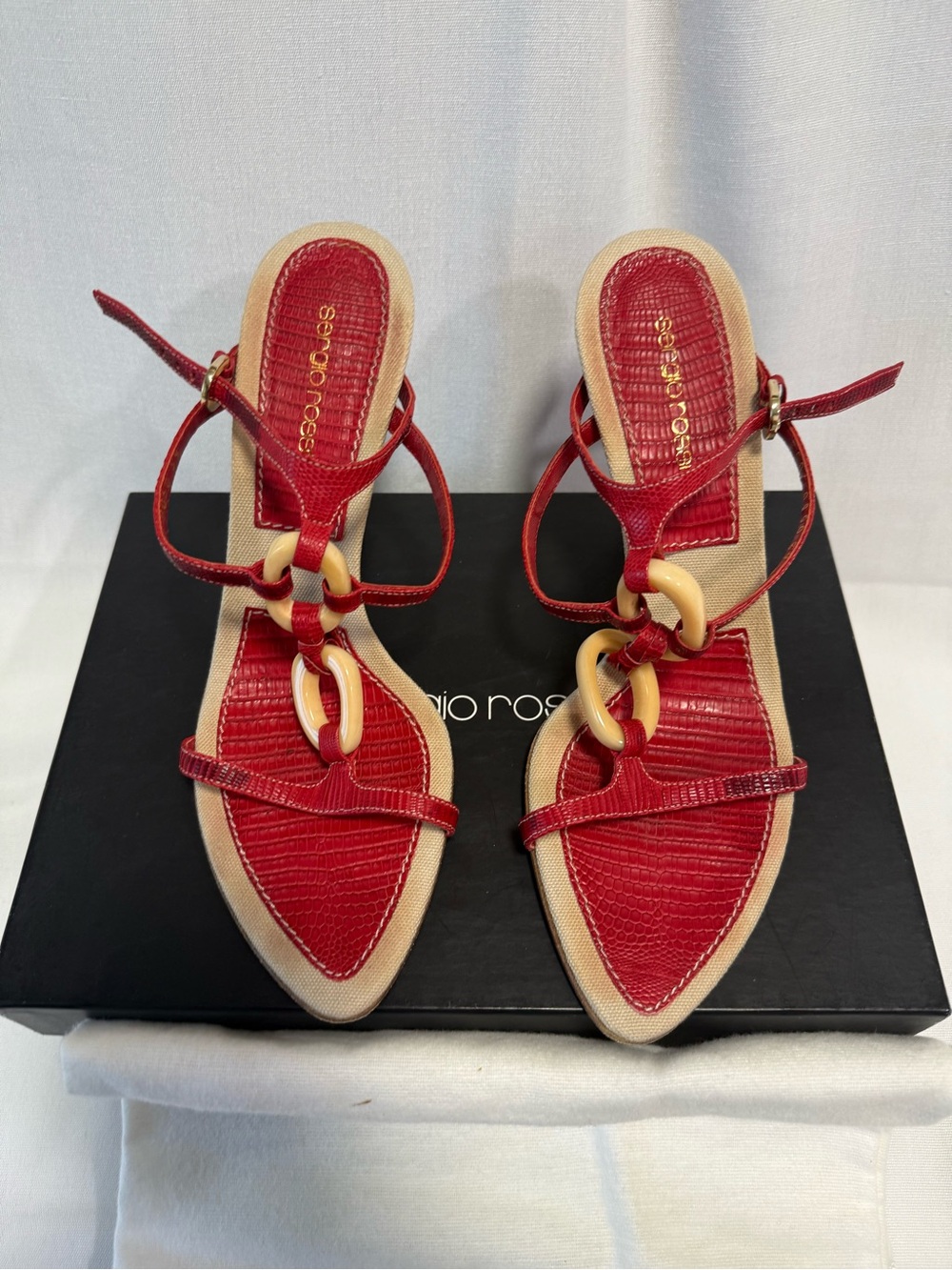 Sergio Rossi Red Patent T-Strap Sandals with Cream Chain Detail - Picture 2 of 4